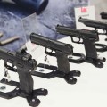 duzy-ekspozytor-stojak-pistolet-dwurzedowy (1).jpg