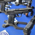 duzy-ekspozytor-stojak-pistolet-dwurzedowy (3).jpg